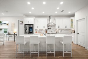 Microwave, oven, stovetop, dishwasher - New-build 4-bedroom Bungalow with Hot Tub near Downtown Tampa! (Tampa)