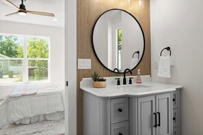 4 bedrooms, iron/ironing board, WiFi, bed sheets - New-build 4-bedroom Bungalow with Hot Tub near Downtown Tampa! (Tampa)