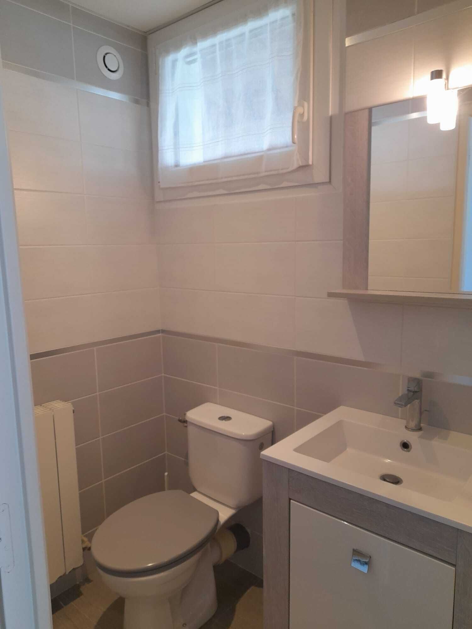 Een douche, een haardroger, handdoeken, toiletpapier