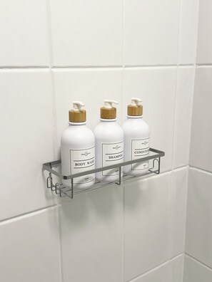 Sèche-cheveux, serviettes fournies, savon, papier toilette