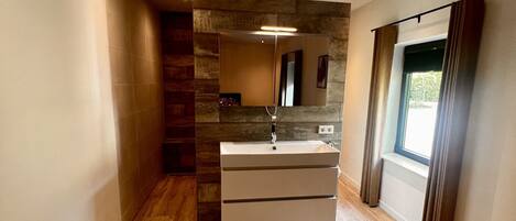 Douche, séchoir à cheveux, serviettes fournies, papier de toilette