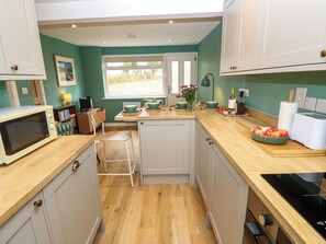 Dishwasher, cookware/dishes/utensils - Downs View (Sandown)