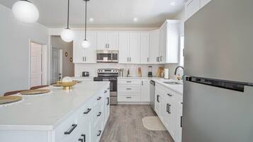 Casa (5 Bedrooms) | Cozinha privada | Micro-ondas, fogão, cooktop, lava-louças