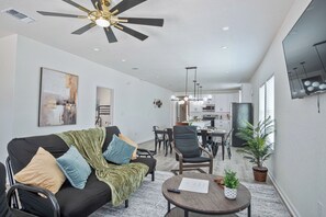 Hus (5 Bedrooms) | Oppholdsområde | En 50-tommers TV med digitale kanaler