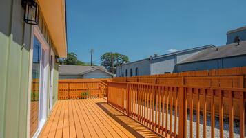 House (5 Bedrooms) | Balcony