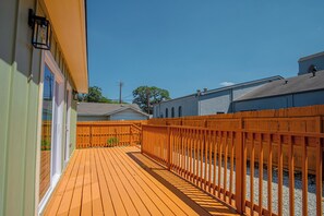 House (5 Bedrooms) | Balcony