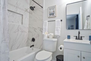 Hus (5 Bedrooms) | Bad | Kombinert dusj/badekar og håndklær