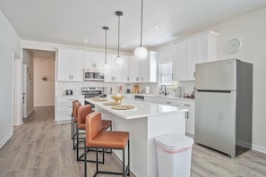 House (5 Bedrooms) | Private kitchen | Microwave, oven, stovetop, dishwasher