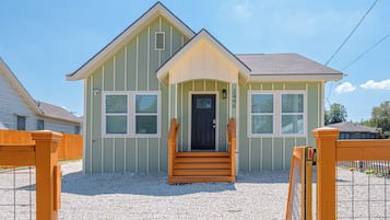 Vista frontal de la propiedad