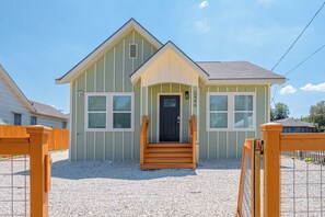 Front of property - Generous 5br/3ba Haven Close to Alamo & Riverwalk! (San Antonio)