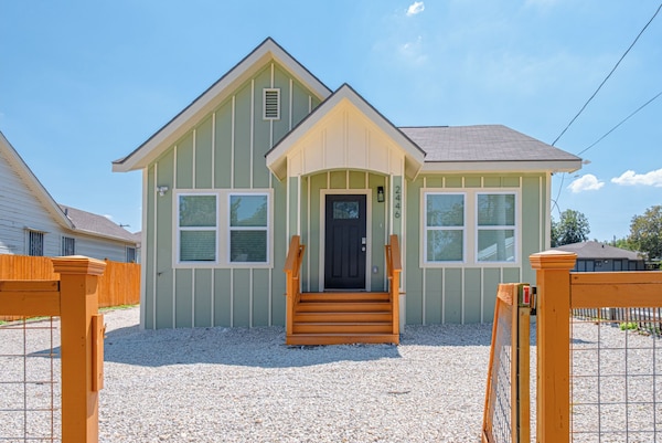 Generous 5br/3ba Haven Close To Alamo & Riverwalk! - San Antonio, TX