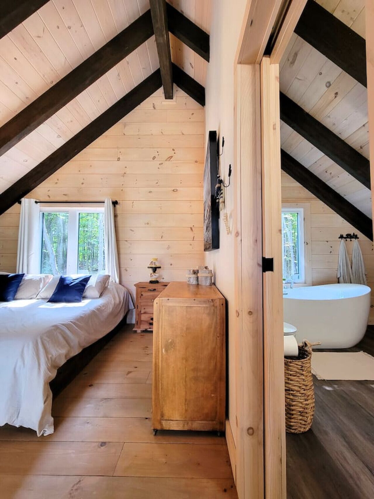 3 bedrooms, desk, WiFi, bed sheets