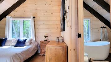 3 bedrooms, desk, WiFi, bed sheets