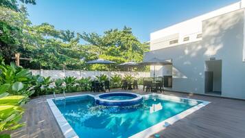 Una piscina al aire libre