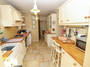 Dishwasher, cookware/dishes/utensils - Smugglers Cottage (New Milton)