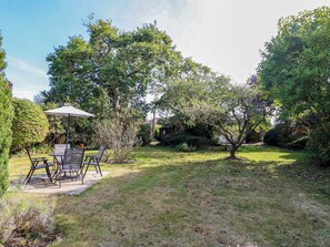 Outdoor dining - Smugglers Cottage (New Milton)