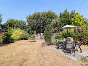 Outdoor dining - Smugglers Cottage (New Milton)