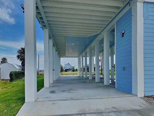 Blissful Blue Oasis by Ryson Vacation Rentals