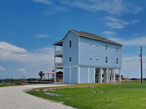 Blissful Blue Oasis by Ryson Vacation Rentals