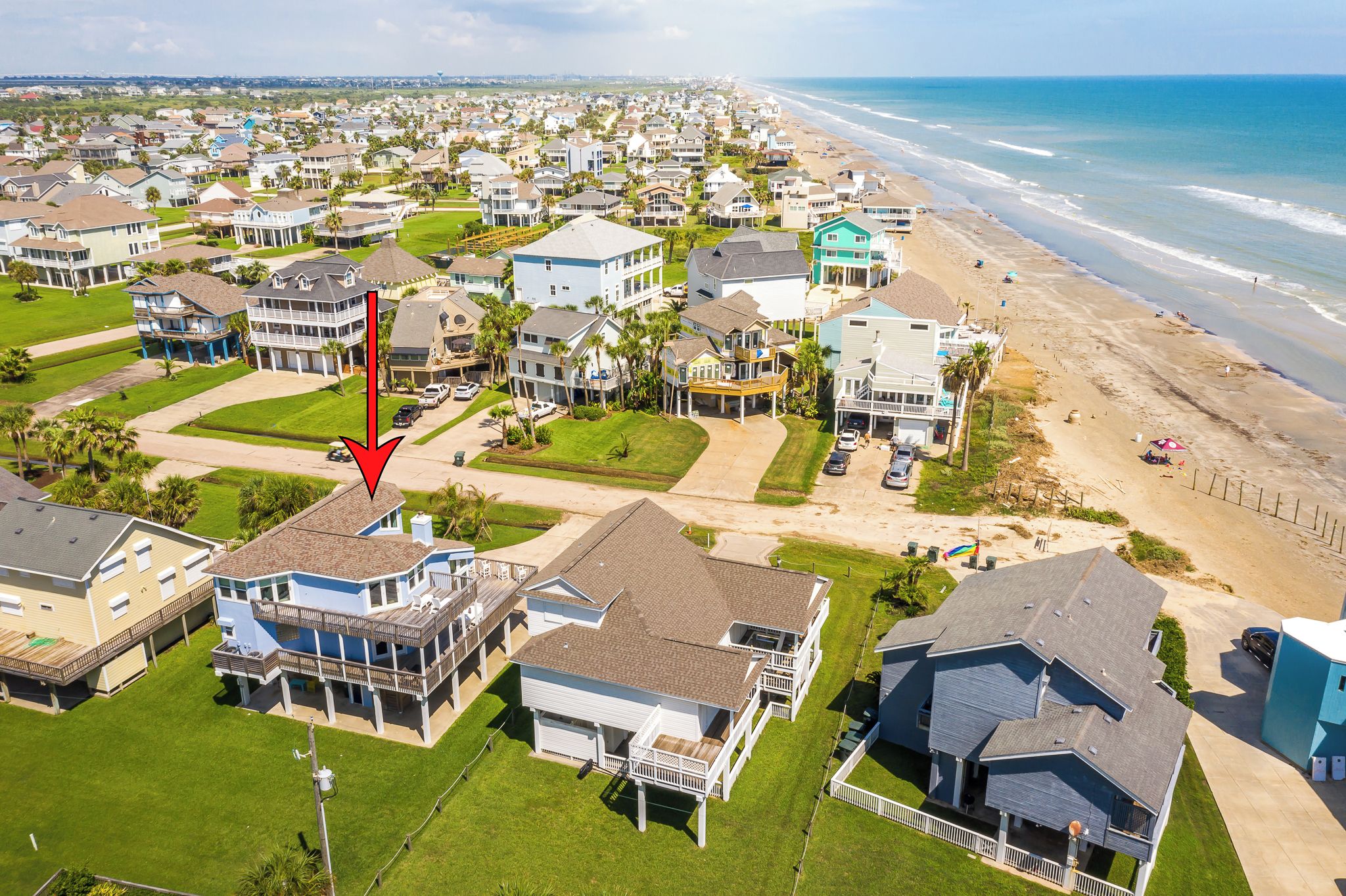 Zona residencial costera con casas que tienen balcones y vistas al mar.
