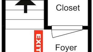 Ein Grundriss mit einem Fluchtwegweiser, einem Schrank und einer Diele.