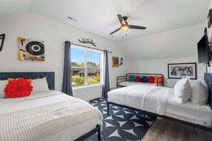 House, Multiple Beds, Hot Tub, Partial Lake View (Pineapple Duo) | 11 bedrooms, individually decorated, individually furnished, bed sheets - Pineapple Duo - Stay for 34 (Hollister)