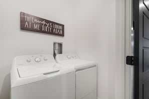 House, Multiple Beds, Hot Tub, Partial Lake View (Pineapple Duo) | Laundry