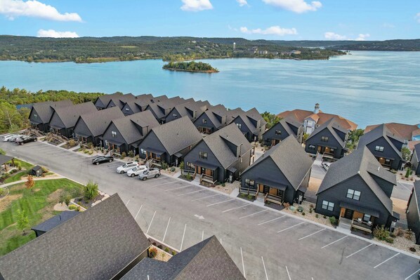 Exterior - Pineapple Duo - Stay for 34 (Hollister)