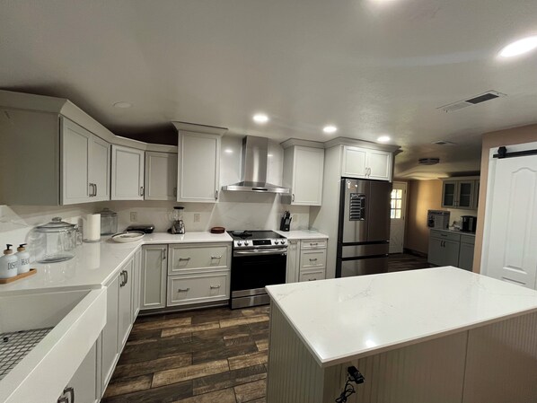 Coffee/tea maker, fridge, microwave, oven