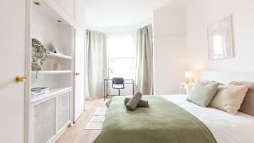 2 bedrooms, iron/ironing board, internet, bed sheets