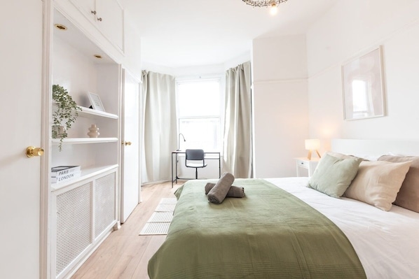 2 bedrooms, iron/ironing board, Internet, bed sheets