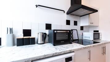 Kühlschrank, Mikrowelle, Ofen, Herdplatte