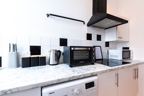 Kühlschrank, Mikrowelle, Ofen, Herdplatte