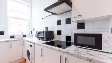 Kühlschrank, Mikrowelle, Ofen, Herdplatte