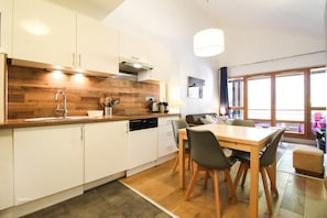 Jääkaappi, uuni, astianpesukone, kahvin-/teenkeitin