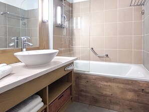 Douche, séchoir à cheveux, serviettes fournies