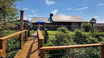 Studio (3 Bedrooms) | Tiện nghi, dịch vụ nơi lưu trú