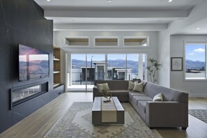 Televisión y chimenea 