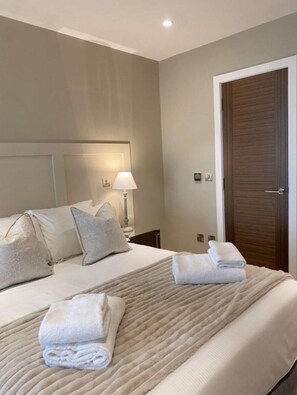 Tabla de planchar con plancha, wifi gratis y ropa de cama 