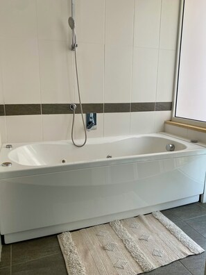 Dusj, hårføner, håndklær og såpe