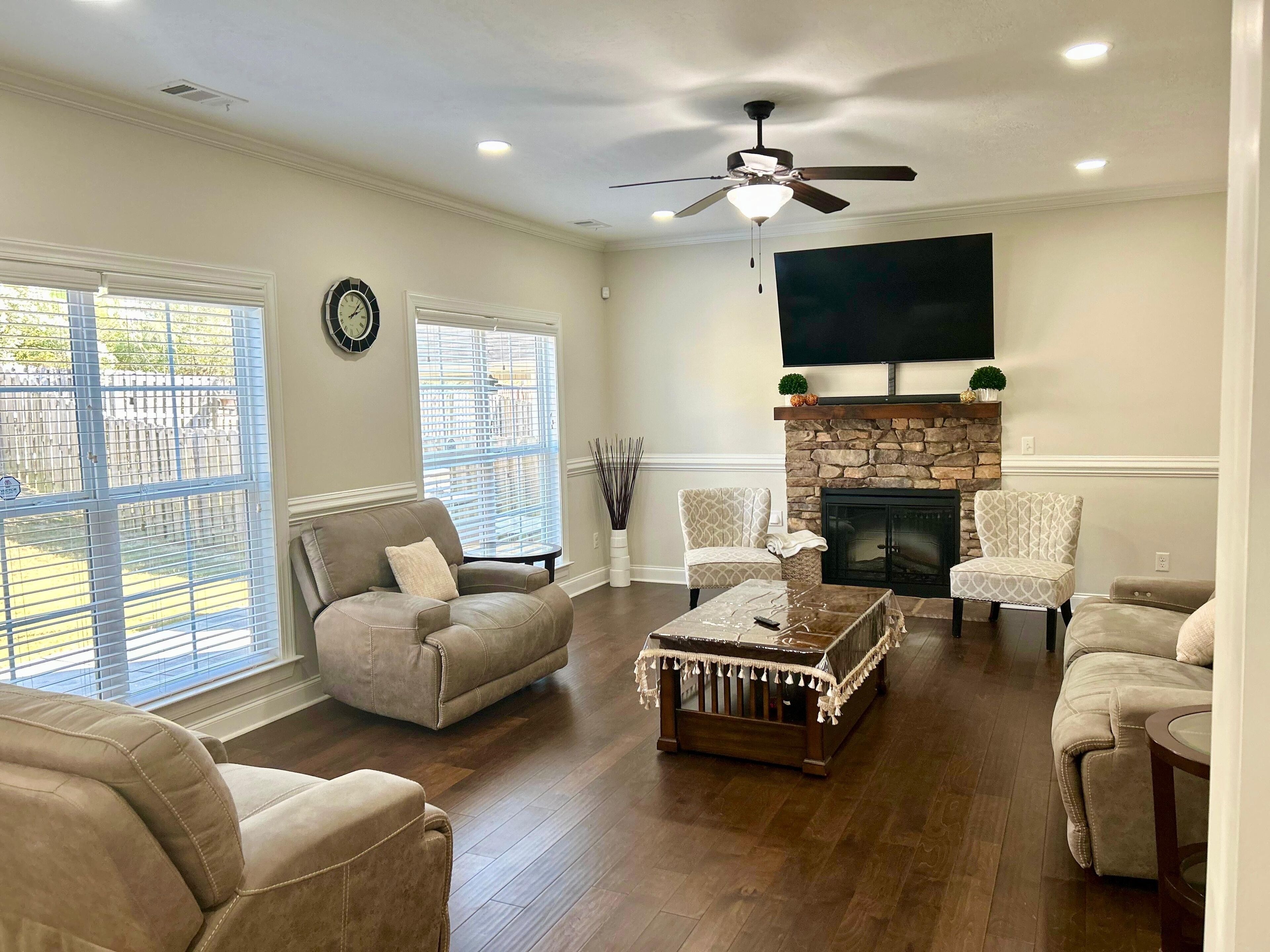 Smart TV, fireplace, stereo