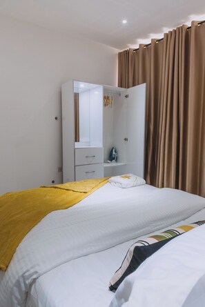 3 bedrooms, iron/ironing board, internet, bed sheets - The Avery 4A Apartments at Odomaa Place (Accra)