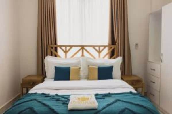 3 bedrooms, iron/ironing board, internet, bed sheets