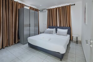 2 bedrooms, iron/ironing board, internet, bed sheets