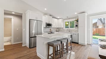 Réfrigérateur, micro-ondes, four, plaque de cuisson