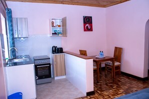 Apartamento Deluxe | Cocina privada | Frigorífico, microondas y utensilios de cocina