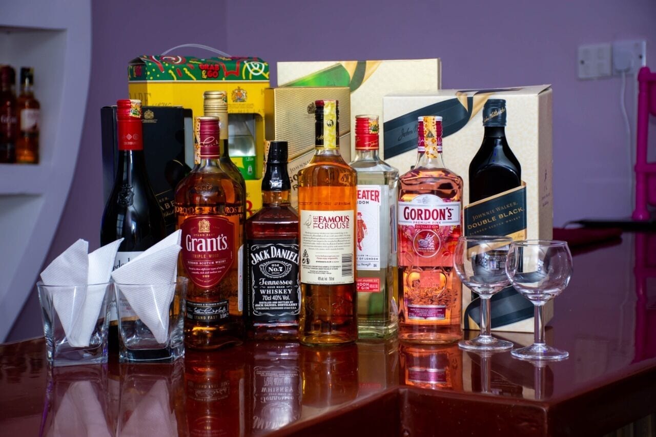 Un bar con diverse bottiglie di liquori e bicchieri.