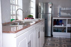 Refrigerador, microondas, utensilios de cocina