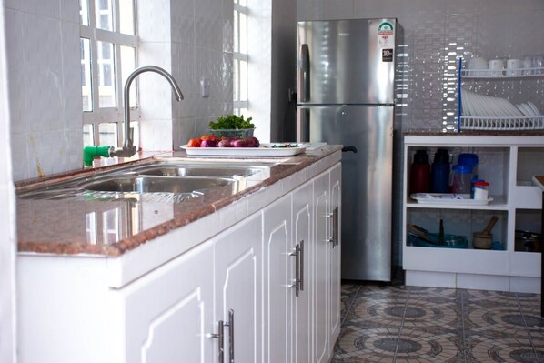 Deluxe Apartment | Private kitchen | Fridge, microwave, cookware/dishes/utensils