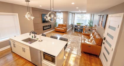 Luxury 9 BR, Villa Mins from Downtown and the Lake.